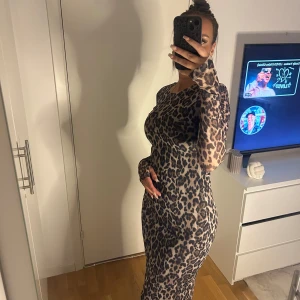 Leopardmönstrad meshklänning Gina Tricot - Säljer en långärmad meshklänning från Gina Tricot i storlek XS. Klänningen har ett snyggt leopardmönster i beige och svart, är figurnära och har rund hals. Materialet är tunn och stretchig mesh som ger en cool och trendig look. Oavänd, passar S 