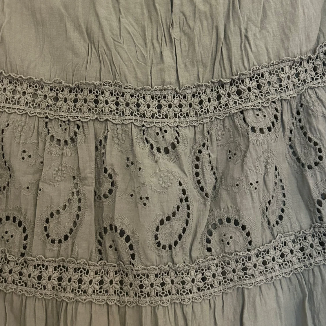 Olivgrön långkjol med broderade detaljer - 1