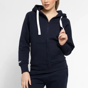 Mörkblå russemerch hoodie💙 - Säljer då den inte kommer till användning. Använd några gånger men är i bra skick☺️ Nypris: 749