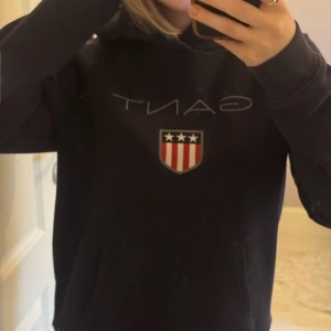 Gant hoodie - Helt oanvänd marinblå Gant hoodie. Köpt för länge sen på kidsbrandstore och därför i barnstorlek men passar perfekt på mig som är 163cm och oftast bär S!🩷