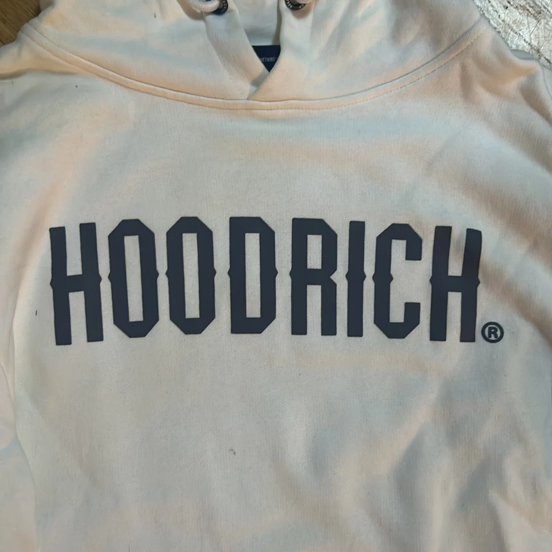 Vit hoodie från Hoodrich med tryck - 1