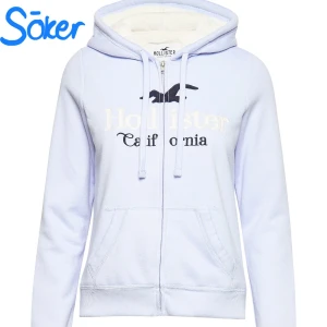 SÖKER Ljusblå hoodie från Hollister - Söker denna hoodie helst storlek S-L. Ljusblå hoodie från Hollister med dragkedja och huva. Tröjan har broderad logga och texten 'California' framtill, samt kängurufickor och snörning i huvan. Perfekt för en chill och avslappnad stil.