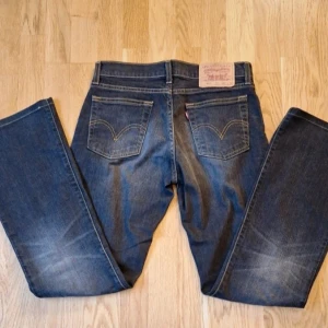 Levi's Strauss & CO, svarta jeans, lågmidjade - Vida, lågmidjade Jeans från Levi Strauss & CO! Sälj då de inte passar mig, därav har jag inga bilder på!! W:27 L:36 Innerbenslängd: 77cm Midjemått (raktöver): 37cm