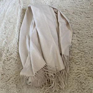 Beige halsduk - Använd fåtal gånger, skriv gärna för fler bilder😊