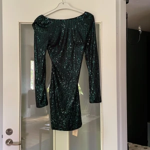 Paljettklänning - Paljettklänning, liten i storleken. Aldrig använd, bara provad