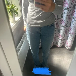 Ljusblå raka jeans från lager 157 - Säljer ett par klassiska ljusblå jeans från lager med rak passform och normal midja. Jeansen har fem fickor och en enkel, tidlös look som passar till allt. Tillverkade i slitstarkt denim och perfekta för dig som gillar en avslappnad stil.