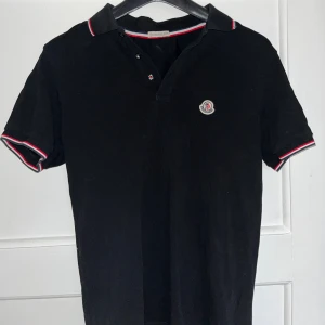 Moncler piké - Hej, säljer nu denna fina moncler piké då den ej används längre. Storleken är S och sitter perfekt på mig som är 178. Om du vill ha fler bilder är det bara att skriva till mig. Mitt pris är 599kr.