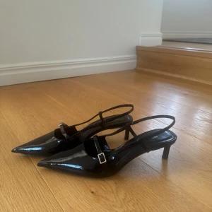 Svarta klackar  - Svarta lackpumps med smal klack från Zara, aldrig använda 💕