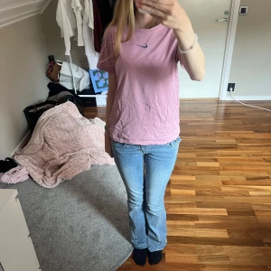 Rosa Nike t-shirt loose fit - Säljer en rosa t-shirt från Nike i loose fit-modell. T-shirten har korta ärmar, rund halsringning och en liten blå Nike-logga broderad på bröstet. Barnstorlek M (137-146cm) men sitter som en XS och passar mig som är ca 160cm. 