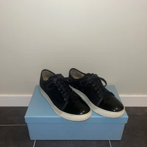 Mörkblå Lanvins - Mörkblå Lanvins som är i bra skick. Dom har används men tagits bra hand om. Nypris på ca 4500kr. Byten fungerar också.