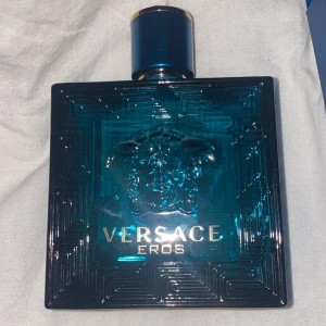 Versace Eros Eau de Toilette - Versace Eros parfym Kommer med originalkartong i matchande blå färg. Perfekt för dig som gillar exklusiva dofter och snygg design. Diskutera pris i dm, den innehåller 90ml och var 100ml från början. Ny pris runt 900kr