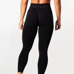 Relode prime scrunch tights svart - Säljer mina svarta träningsbyxor från Relode i kollektionen Prime Seamless. De har en scrunch baktill, stretchig passform och hög midja. För referens så är jag 163cm lång, jag väger 57kg och bär vanligtvis storlek S i alla byxor, men skulle nästan rekommendera att gå upp en storlek i dessa byxor. Jag köpte de för 699kr, därav priset. De är använda några gånger men fortfarande i topp skick. Jag tvättar självklart byxorna en extra gång innan jag postar! 💕