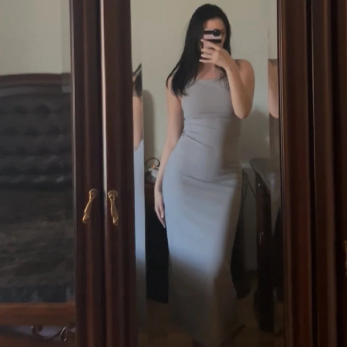 Grå långklänning med smala axelband