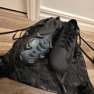 Nike Mercurial Vapor 16 Elite  - Säljer ett par svarta Nike fotbollsskor i storlek 42,5 med skopåse. Helt nya.