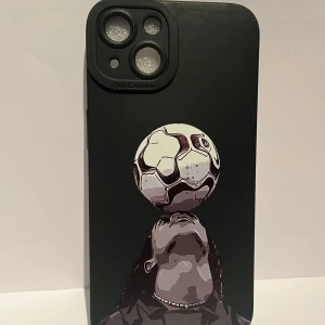 Svart mobilskal med fotbollstryck - Snyggt svart mobilskal med coolt tryck av en person som balanserar en fotboll på huvudet. Skalet har en matt finish och motivet är i grå, vit och svart ton. Perfekt för dig som älskar fotboll och vill ha en unik look på mobilen.