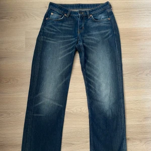 Weekday Arrow Low Straight Jeans  - Weekday Arrow i storlek W26 L32💞I färgen mineblue 💙väldigt sparsamt använda och säljs bara för att dem är för små för mig tyvärr.