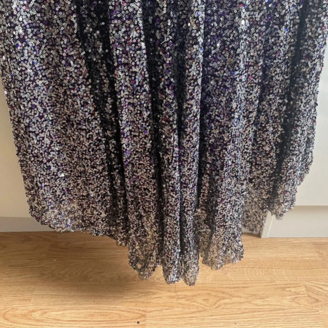 Glittrig lila långklänning med paljetter - 3