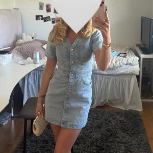 Jeansklänning - Använd endast 1 gång, råkade köpa två stycken... Superfin och stretchig. Nypris 400kr