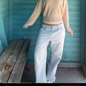 Zara baggy jeans - Så snygga jeans från Zara i en as najs ljusblå färg! Har fått jättemånga frågor på min tiktok vart de är ifrån men de är tyvärr slutsålda på Zara nu! Säljer för att råkade beställa två par. Jeansen är i storlek 40 och de sitter väldigt nice oversize på mig som vanligtvis har 38 men skulle såklart passa jättebra på nån som brukar ha 40 också, jag har även sattit i ett band så man kan knyta om runt midjan och det syns inte alls!!