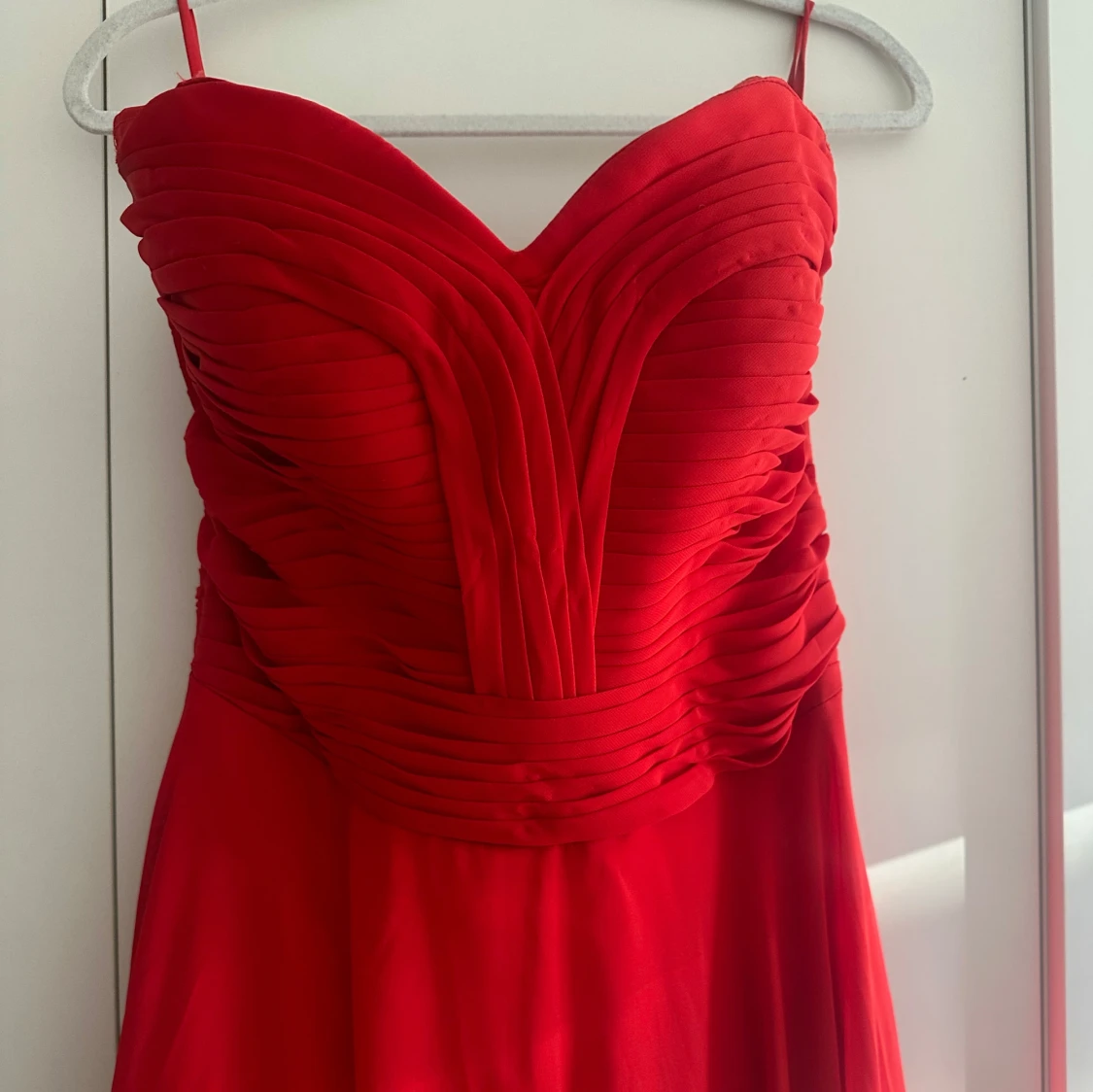 Axelbandlös röd långklänning med slits - 1