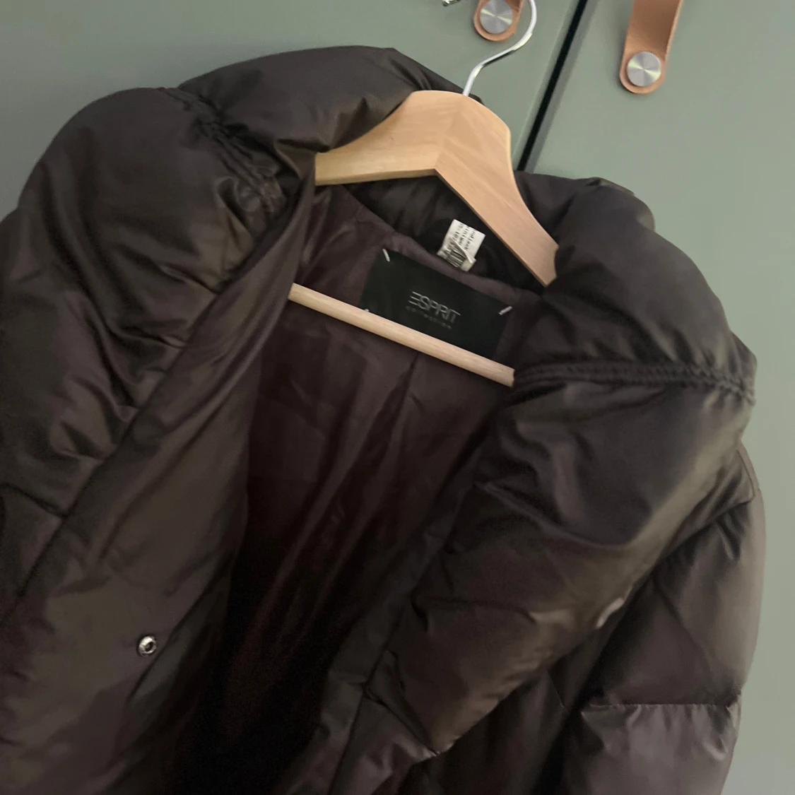 Lång mörkbrun pufferjacka från Esprit - 1