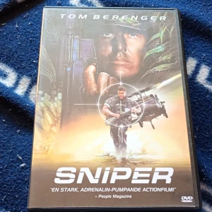 Sniper - En actionfylld berättelse med militärt tema, där en beväpnad soldat står i centrum. Perfekt för dig som gillar spänning, äventyr och adrenalinfyllda historier.