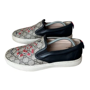 Gucci snake slip ons  - Gucci sneakers. Storlek 8 / 41-42. Skick 8.5/10. Pris 2090kr kommer med box och dustbag. Finns att köpa på våran hemsida, Fashionels.com