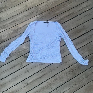 Ljusblå långärmad tröja från BIKBOK - Säljer en ljusblå, lätt och mjuk långärmad tröja från bikbok. Tröjan är lite figursydd så man får en smickrande passform. 