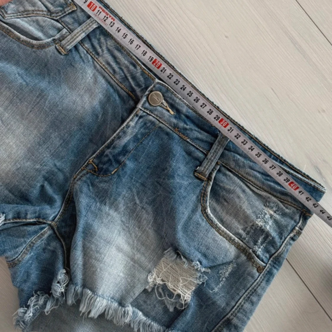 Blå slitna jeansshorts med fransar - 2