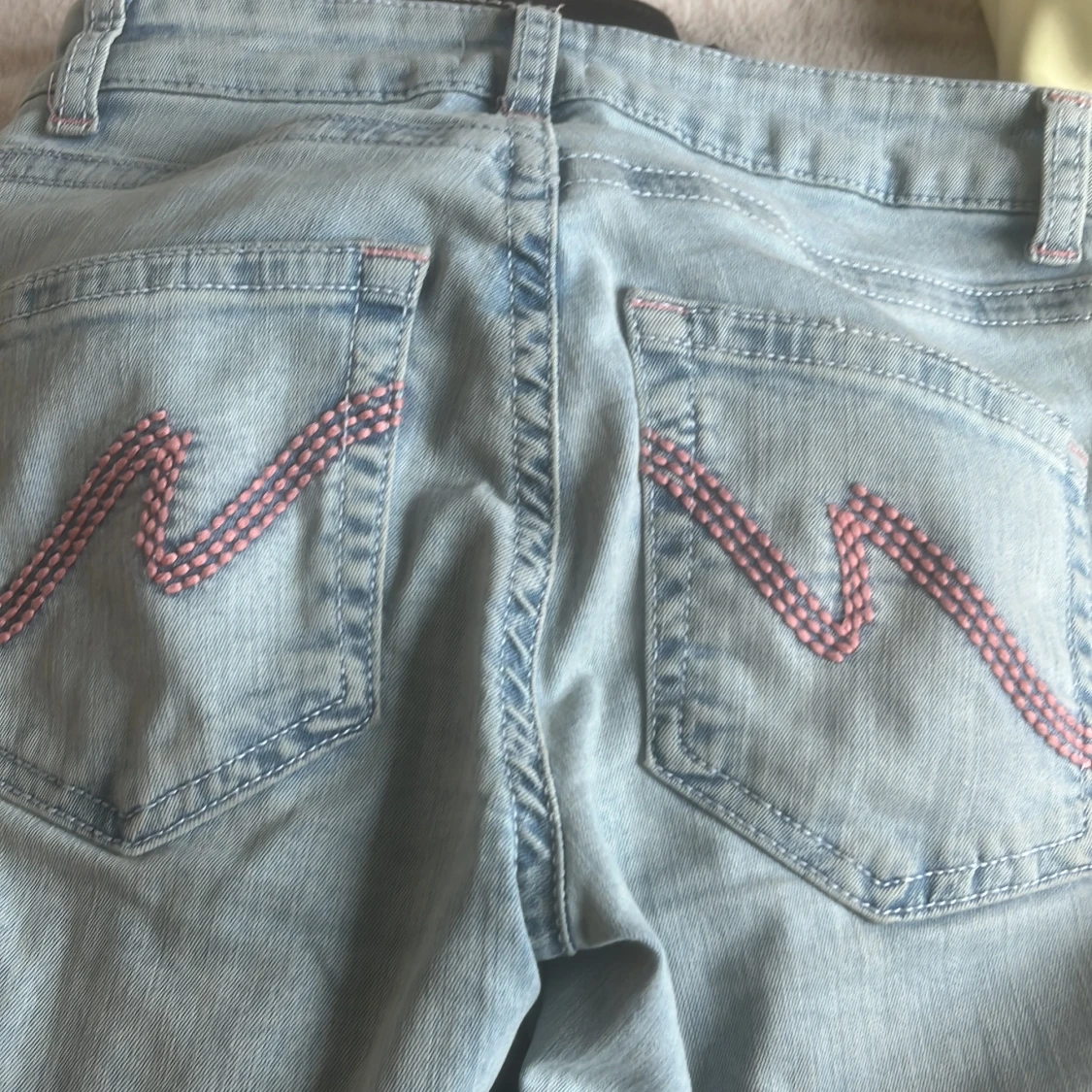 Ljusblå bootcut jeans med rosa detaljer - 2