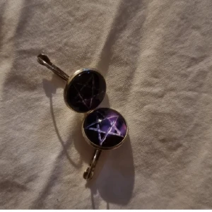Vintage pentagram örhängen  - Coola runda örhängen med svart o lila bakgrund och ett vitt pentagram i mitten. Metallfärgade kanter och lås. Okänt material.