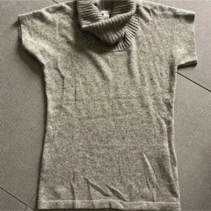 Grå polotröja  - Jag söker en sån här typ av tröja med krage. Skriv om ni har liknande 