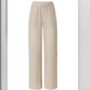 Chelsea - Linnebyxor i färgen beige från Chelsea, endast använda cirka 2 gånger, nypris 499 kr💕