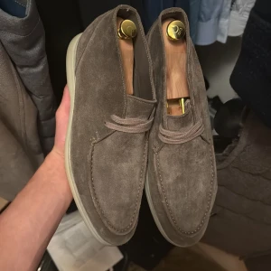  Suit supply open walks  - Säljer ett par stilrena bruna mockaskor med snörning. Skorna har en ljus platt sula och är perfekta för en avslappnad men snygg look. Passar till många olika outfits.