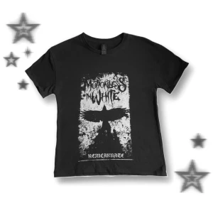 Motionless in white T-shirt  - Storlek S, har blivit insydd 