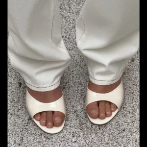 Zara klackar  - Säljer dessa super snygga Zara klackarna som är slutsålda, aldrig använda med prislapp kvar! Storlek 40, säljer pga fel storlek🤍