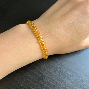 Gult pärlarmband💛 - Säljer ett snyggt armband med små gula pärlor. Armbandet är elastiskt och passar de flesta handleder. Perfekt accessoar för att liva upp din outfit med lite färg!💛