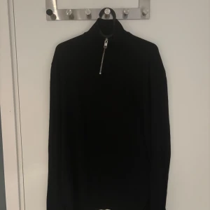 Jack and Jones half zip - Säljer en svart halfzip från Jack and Jones som aldrig har kommit till användning. Storleken är L men passar M mycket bra.
