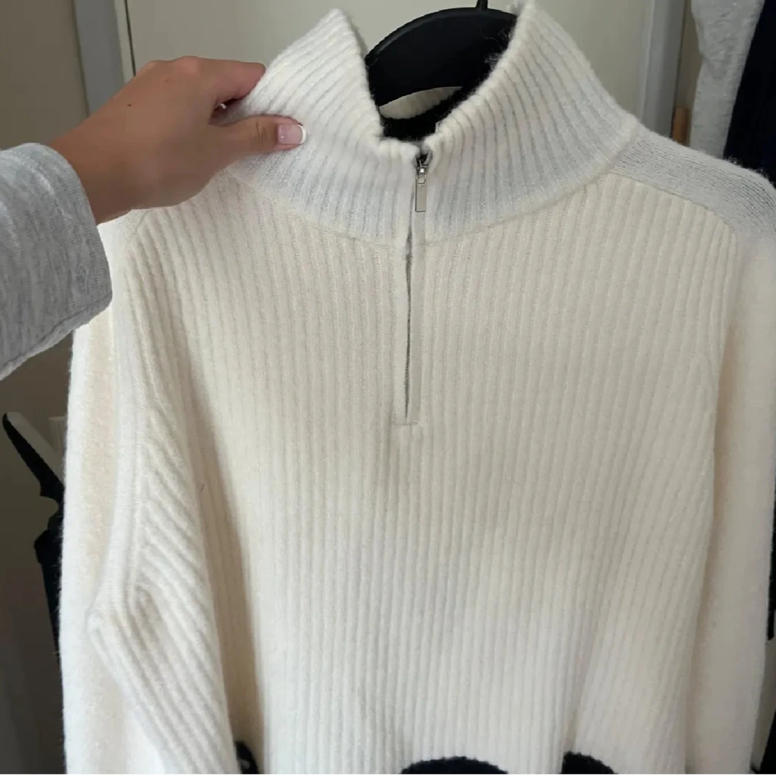 Vit stickad tröja med dragkedja  - 1