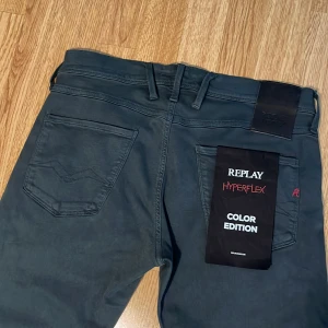 Replay jeans - Säljer ett par sprillans nya Replay Hyperflex Anbass jeans i mörkgråblå färg, Color Edition. Skitsnygga och skönt material.                                   !!pris ej huggt i sten!!