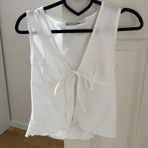 Vit ribbad linnetopp med knyt - Från lager157, har gråa fläckar på sig som inte går bort efter tvätt, har ej testat få bort, går att diskutera pris,  