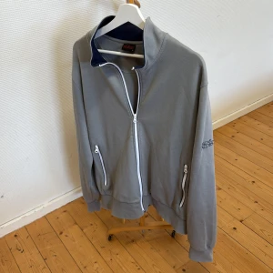 Oscar Jacobson tröja L - Grå, snygg, elegant cardigan/tröja från Oscar Jacobson. Sitter som L, men är XL.