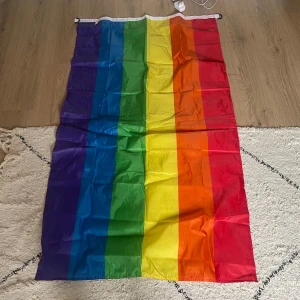 Pride flagga - Måtten är 85cm på bredden och 143 på längden!🫶😊❤️