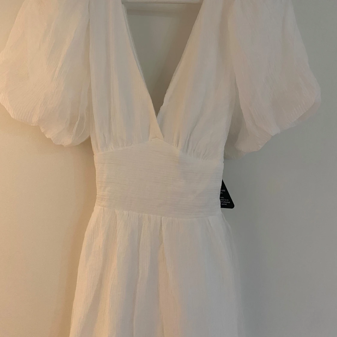 Vit omlottklänning med puffärmar från Gina tricot 