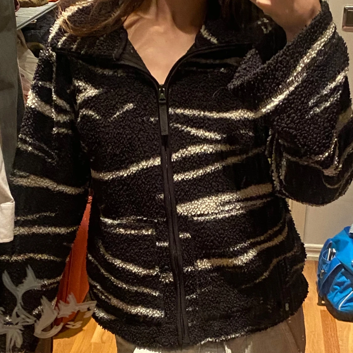 Svart teddyjacka med mönster - 2