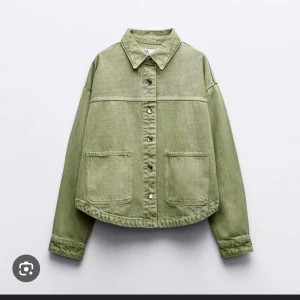 Grön jeansjacka Zara - Säljer då jag inte använder den. Enbart använd vid ett fåtal tillfällen. Storlek S.