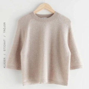 Other stories stickad tröja  - Mysig beige stickad tröja storlek L men sitter som S skriv om ni har frågor helt ly lappen är kvar. Nypris ca 800 