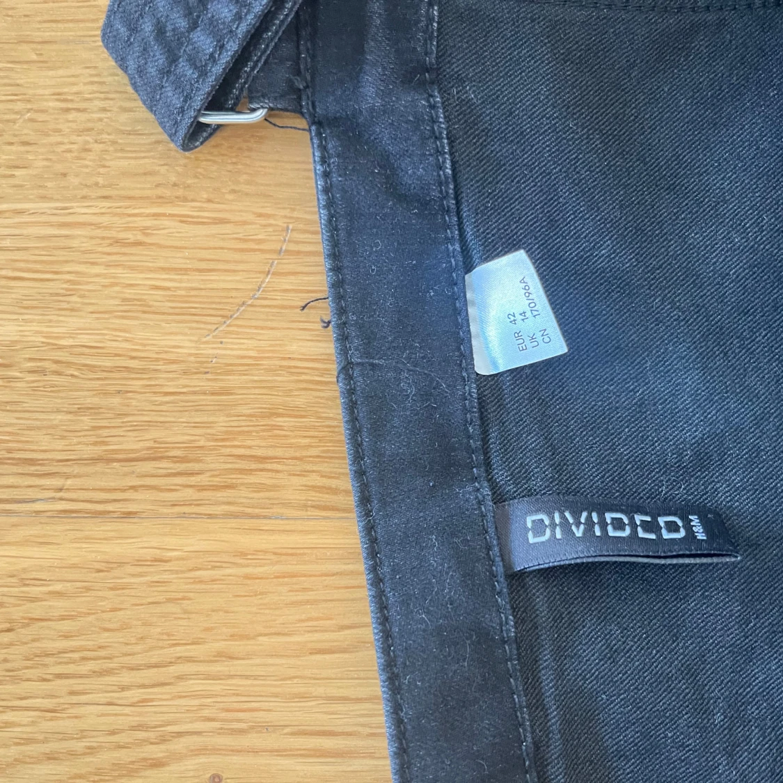 Svart jeansklänning med knappar från Divided - 2