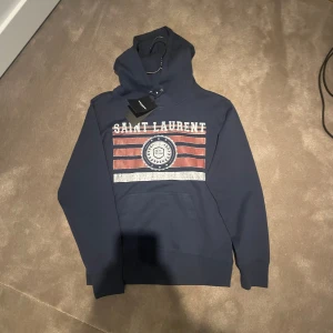 Saint laurent hoodie - Säljer en saint laurent hoodie som inte passade mig. Köpt på plick för 2800, skick 10/10 endast testad kan gå ner i pris vid snabb affär eftersom jag behöver pengarna. Vid frågor och funderingar är de bara att höra av sig👍
