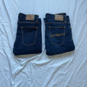 (HELT NYA) utan prislapp från Nudie - Säljer två par klassiska mörkblå jeans från Nudie.